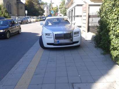 Баровци паркират колите си където поискат в Бургас и никой не ги наказва