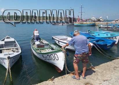 Рибарите в Черноморец в паника, трябва да разчистват фургоните си и старите лодки