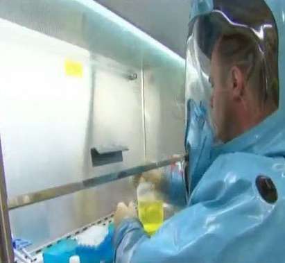 Лекуват медицинска сестра от ебола в Далас с антитела