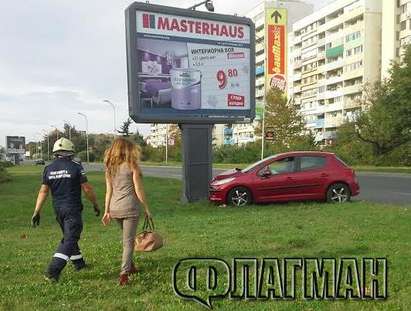 Пежо се натресе в билборд край Кораба-символ на Бургас до х-л "Мираж" (ОБНОВЕНА, СНИМКИ)