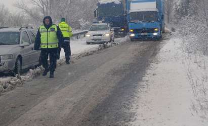 Снегът свари по бели гащи България - десетки пътища са непроходими, спря и токът!