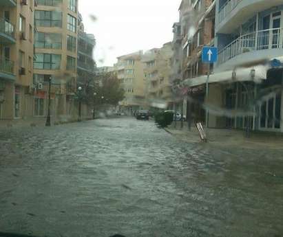 В Поморие главните улици са под вода, морето скъса брегозащитна стена (ВИДЕО и СНИМКИ)