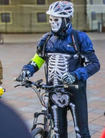 Зомбита, вещици и скелети подкараха велосипеди на парад в Одеса