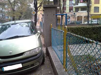 Нагъл пловдивчанин блокира входа на детска градина с колата си