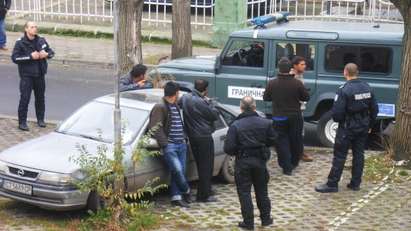 Сирийски бежанци плъзнаха в центъра на Бургас, гранична полиция ги арестува