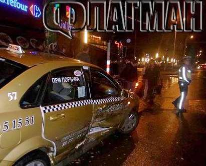 Такси са натресе в "Хонда" от бързане за мол в Бургас, шофьрът в ужас, че ще остане без работа