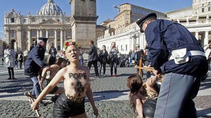 Голи активистки протестираха против папата във Ватикана