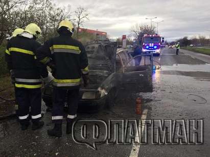 Само във Флагман.бг! Кола пламна в движение до завод „Кроношпан” (СНИМКИ и ВИДЕО)