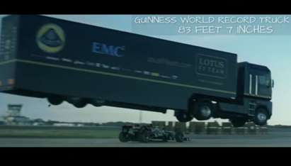 Каскадьори „чупят“ рекорд на Гинес за най-дълъг скок в камион