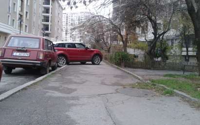 „Мис дупе“ паркира колата си безобразно, окупира тротоара