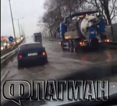 Дъждът наводни надлез „Владимир Павлов”, задръсти кръстовището „Трапезица” в Бургас (ВИДЕО)
