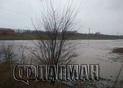 Бургаска област към 9 часа: Кал се изсипа на пътя Айтос-Карнобат, наводнени къщи в село Бата