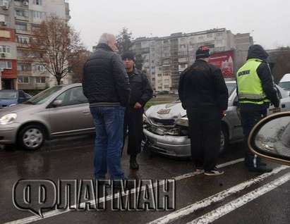 Три коли се нанизаха във верижна катастрофа на бул. "Струга" в Бургас, кола на "ТИМ" смазана(СНИМКИ)