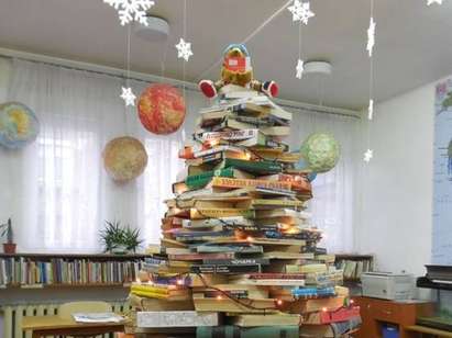 Коледна елха от книги „издигнаха“ в градската библиотека на Димитровград