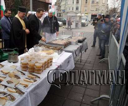Опашки за риба, мирис на скара и рибарски лодки за Никулден в центъра на Бургас, вижте празника (снимки)