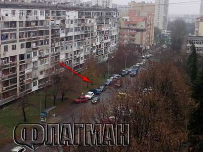 Наглост! Шофьори превзеха тротоари в бургаския ж.к. Славейков, "паякът" - безсилен