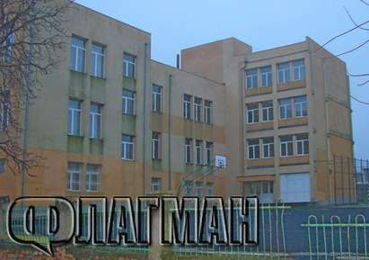 Майки на българчетата в Дебелт пазят децата си в училище, страх ги е от цигански терор