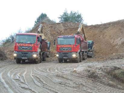 45-тонни камиони возят камъни от незаконна кариера и рушат път, останал от времето на соца