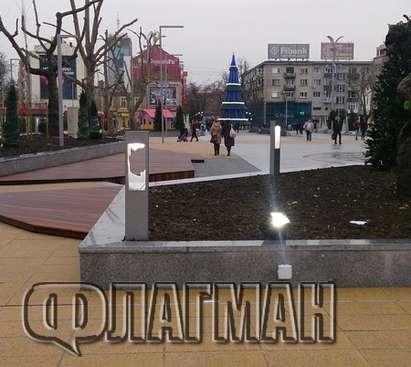 Срамота! Бургаският площад „Тройката“ оцеля невредим едва 3 дни, хулигани потрошиха лампи