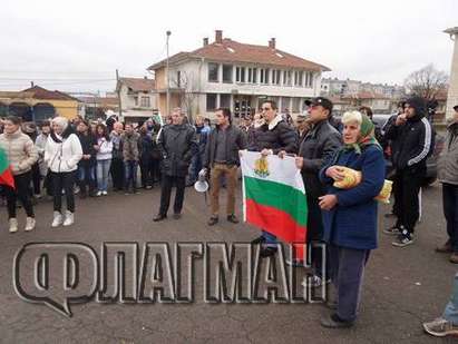 Вижте как Дебелт настръхна: Няма да живеем повече в страх, искаме справедливост! (СНИМКИ и ВИДЕО)