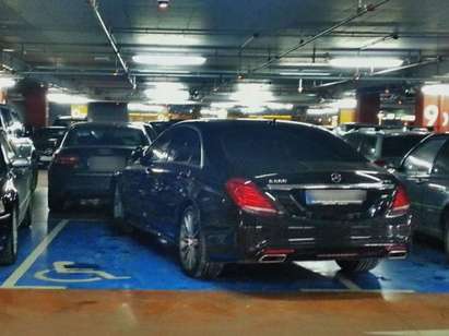 Богати „инвалиди“ спират луксозните си коли пред мола