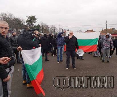 Организаторите на протеста в Дебелт не крият лицата си с маски, искат закрила на българите, вижте кои са те