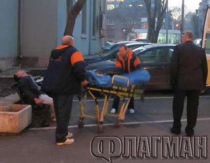 Наркоман колабира в центъра на Бургас, откараха го с линейка (СНИМКИ)