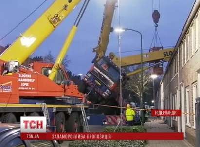 Влюбен нае кран, за да предложи брак на приятелката си и разруши дома на съседите й (ВИДЕО)