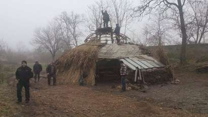 Охранителен бос спи в палатка до входа на крепостта „Баба Вида”