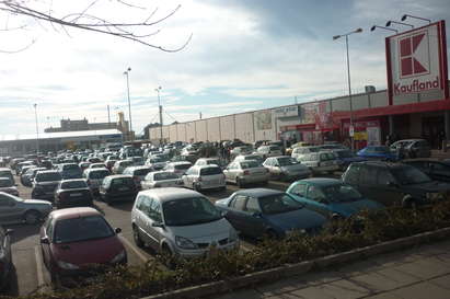Внимание! Огромни задръствания пред хипермаркетите в Бургас, шофьори псуват, няма места за паркиране