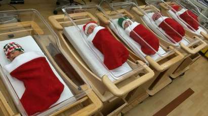 Бебета, родени по празниците, си отиват вкъщи в коледни чорапчета (СНИМКИ)