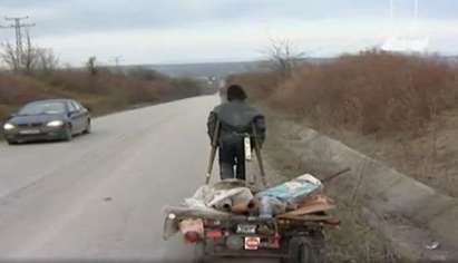 Инвалидът, който влачи количка със счупен крак, за да се изхранва, стана редовен български гражданин
