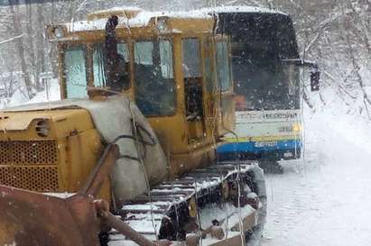 Пътнически автобус се е обърнал в канавка край Шумен