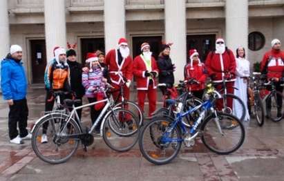 Студът не спря ентусиасти да изпратят Коледа на колела в Бургас