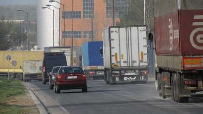 Ограничава се движението на тежкотоварните превозни средства по пътя Варна - Бургас и Бургас - Царево