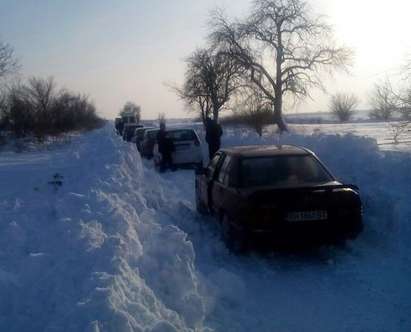 Десетки коли в снежен капан, оставиха баща с малко дете в преспите