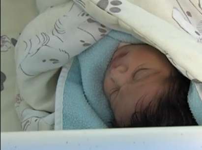 Избяга майката на първото бебе, родено в бургаската МБАЛ за 2015 г.