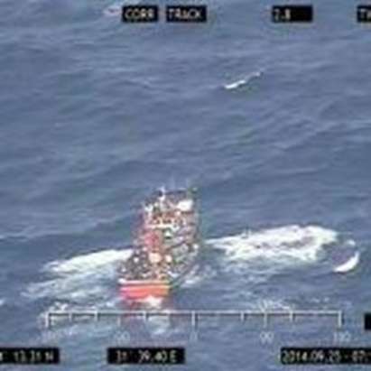 Кораб без екипаж и с 450 бедстващи емигранти на борда, наближава Италия