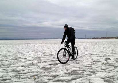Екстремно: Колоездачи карат по замръзналото езеро Вая (снимки)