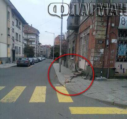 Вандали изкъртиха пътен знак в центъра на Бургас, вече седмица никой не взима мерки