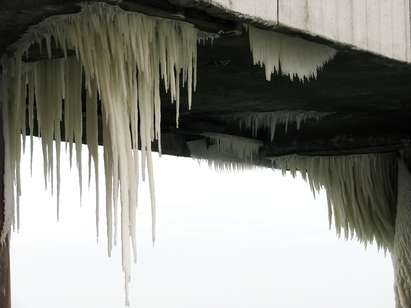 Лед скова бургаския мост, има опасност от падащи висулки (СНИМКИ)