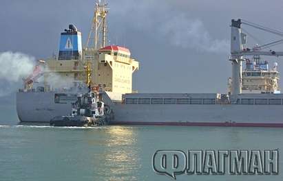 Заседналият на Пристанище Бургас кораб превозвал тръби за спрения „Южен поток“, вижте спасителната акция (ВИДЕО)