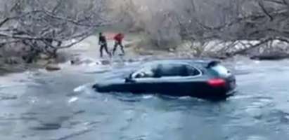 Серсемин прави офроуд с Porsche в бурна река (ВИДЕО)