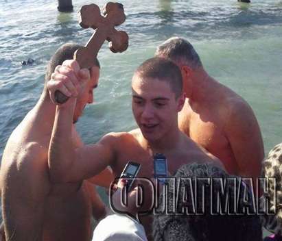 Ученикът от Спортното училище Йордан Господинов извади Кръста на Богоявление в Бургас