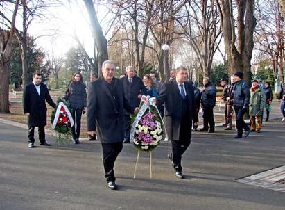 Патриотите поднесоха венци и цветя пред паметника на Ботев в Морската градина на Бургас