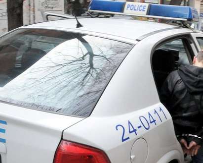 Бабаити от бургаския „Меден рудник“ пъчат мускули пред полицаи, пречели им на купона