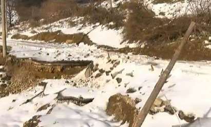 500 души от три балкански села остават откъснати от света заради свлачища