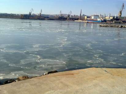 Ужасен студ в Бургас, морето замръзва