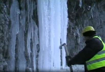 Огромни ледени висулки висят край Триград, секат ги с брадви и лопати