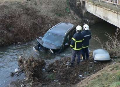 Вижте как кола на холандец се метна в  Стара река /ВИДЕО/